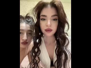 porn красивая девушка показывает грудь немного стесняясь periscope 18 porn