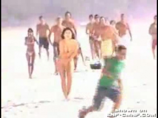 porn модель теряет купальник на людном пляже porn