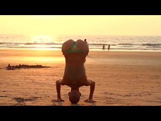 porn yoga sex on the beach эту девушку я увидел на пляже и незаметно начал снимать потом она увидела меня но ничего не porn