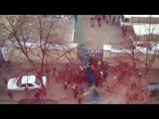 porn харьков ул мироносицкая 08 04 2014 люди гонят мусоров предателей которые перешли на сторону бандеровцев мусора на porn