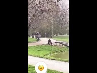 porn в польше голая черная женщина домогалась до мужчин а те от нее убегали потом она нырнула в озеро откуда ее porn