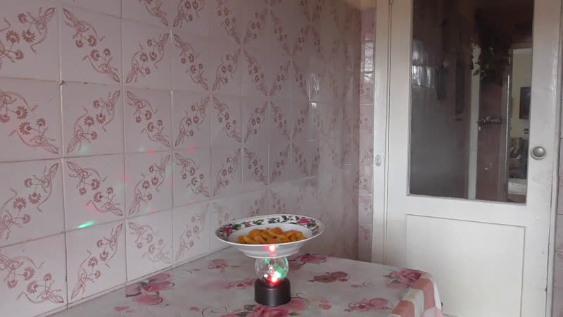porn интересное видео на кухне тарелка на столе крутится но я кушаю курагу porn