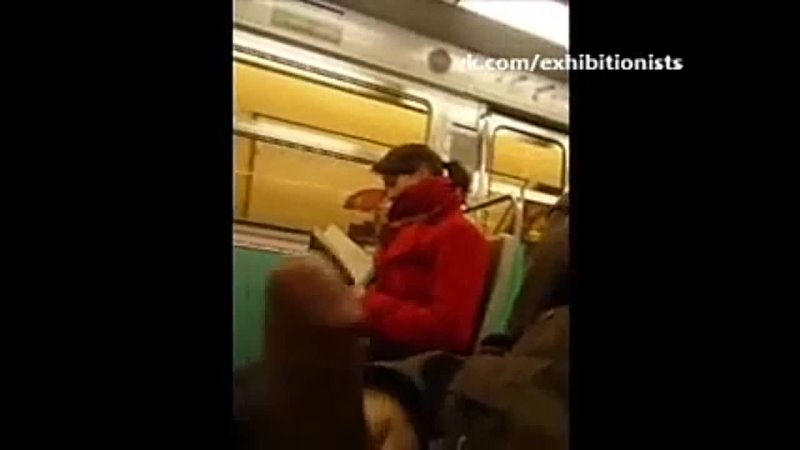 porn и снова безумный африканец со своим огромным членом дрочит перед девушками в метро porn