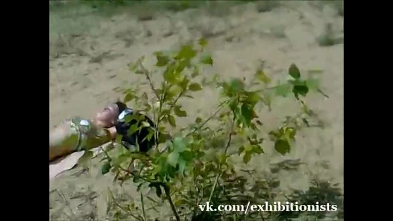 porn эксгибиционист дрочит член на загарающую на пляже девченку porn