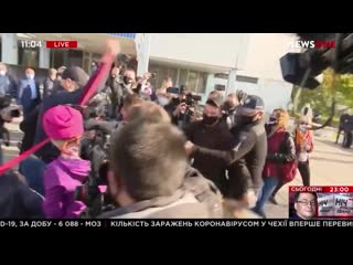 porn голая активистка femen устроила перфоманс перед голосованием зеленского porn