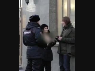 porn в сети появилось видео как модель в полицейской форме с голой грудью приставала к прохожим в центре москвы porn