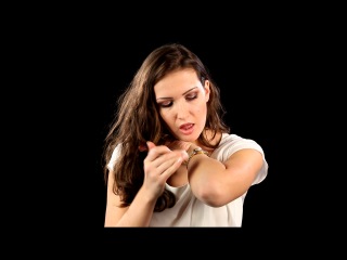 porn катя лижет руку а затем рукой вытирает локоть porn