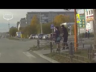 porn извращенец в городе незаметно фоткает под юбками у женщин извращенца случайно сняла на видеорегистратор одна porn