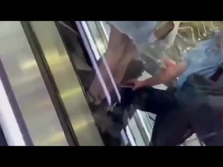 porn охранник в аэропорту шереметьево на эскалаторе пытался незаметно снять под юбкой у пассажирки porn