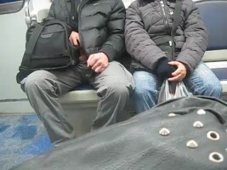 porn мужик дрочит на тёлок в питерском метро porn